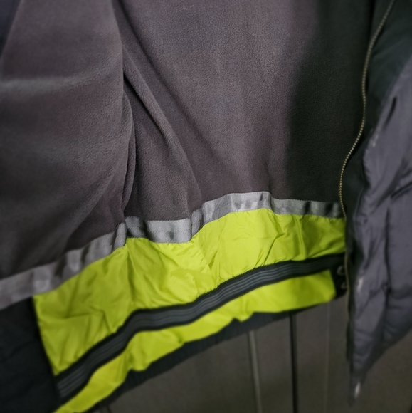 Gap age 6 to 7 Puffer - Picture 3 of 8